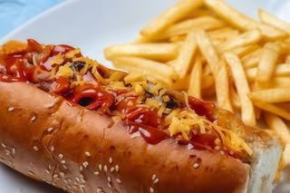 Hot dog con patatine e formaggio
