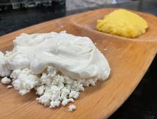 Brânza cu smantana şi mămăliguţa