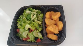 Пилешки хапки с гарнитура градинска салата