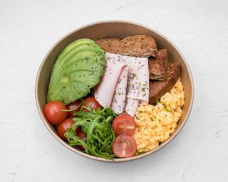 Aguacate Fresco Y Huevos Revueltos