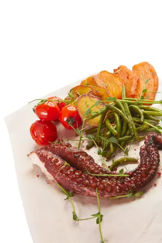 Caracatiță cu legume ușor prăjite
