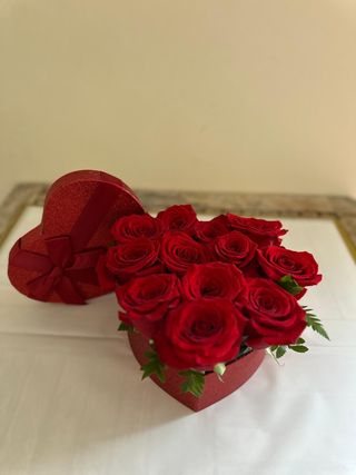 Arranjo de 12 Rosas em Forma de Coração