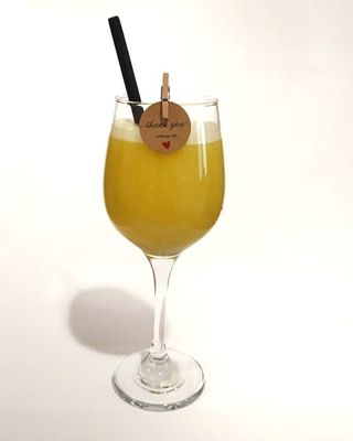 Cijeđena naranča i ananas