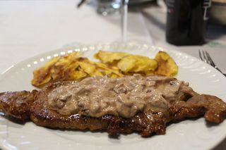 Bife de Vaca do Lombo Gratinado com Molho de Cogumelos
