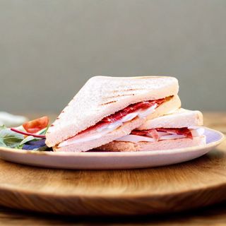 Toast bolognese – crudo, fontina e pomodoro