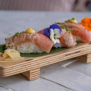 Nigiri de atún toro con mostaza de Dijon (und)