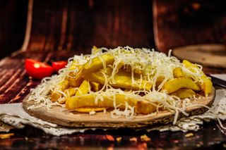 Cartofi prajiti + cascaval + sosul casei