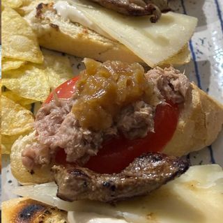 Pincho de Atún con tomate y cebolla caramelizada 