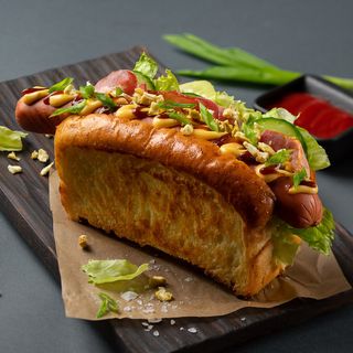 Хот-дог з молочною сосискою і беконом