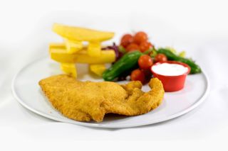 Plato Filete de Pollo Empanado, Croquetas y Patatas