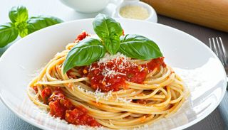 Spaghetti cu sos de rosii si busuioc