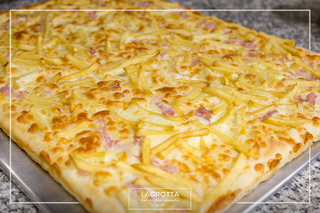 Pizza patate, prosciutto e mozzarella al trancio 