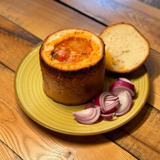 Ciorbă de fasole cu ciolan în pită, ceapă roșie