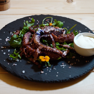 Tentacule de caracatita pe pat de salata cu sos alb