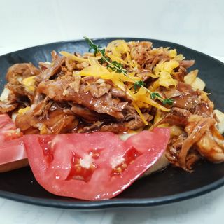 Дърпано свинско на конци и BBQ сос и пържени картофки