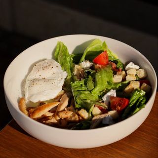 Салат з беконом та куркою