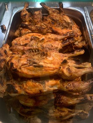 Pernas de frango no forno,  com batatas, arroz e salada