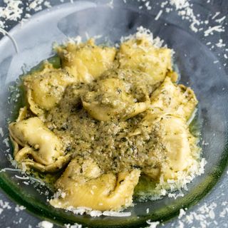 Tortellini ricota y espinacas con salsa de Pesto Genoves
