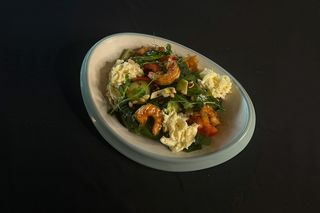 Салат с креветками сезонными овощами и страчателлой