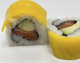 Unamaki con mango, queso y salmón por encima