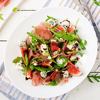 Ensalada de lechuga, setas, gambas y jamón para 2