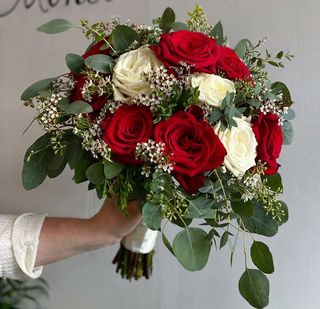 წითელი და თეთრი ვარდები ევკალიპტთან ერთად 