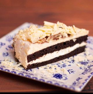 Tarta de Mango y Maracuyá cubierta de Chocolate Blanco