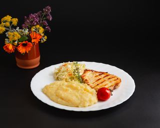 Piept de pui la grătar cu piure de cartofi și salată de varză