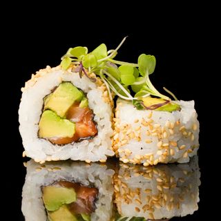 18-Uramaki de salmón y aguacate 8U