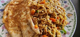 Noodles with eggs and drumsticks 