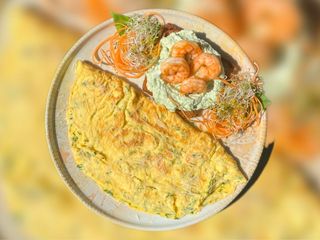 Омлет з сирним гуакамоле, авокадо тостом та креветками (350g)