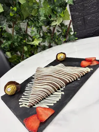 Clătită Nutella + căpșuni + Ferrero