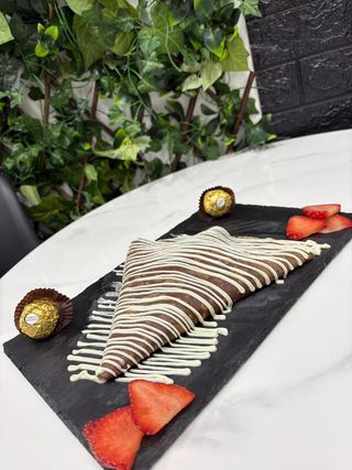 Clătită Nutella + căpșuni + Ferrero