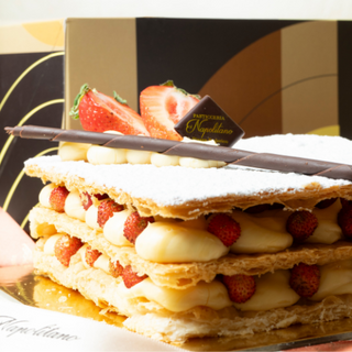 TORTA MILLEFOGLE CHANTILLY E FRAGOLINE
