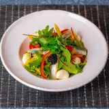 Salade caprese avec légumes et anchois (selon arrivage)