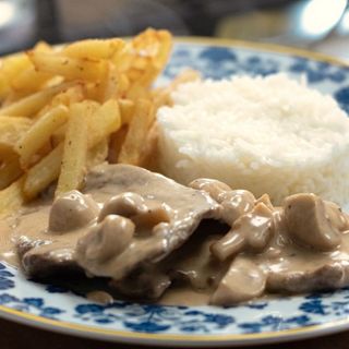Escalopes de Vitela com Batata Fritas e Arroz