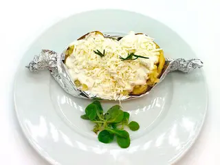 Cartofi cu brânză și smântână la cuptor