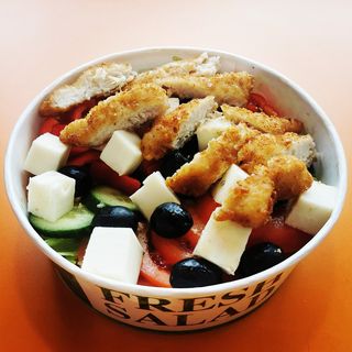 Salata cu piept de pui crispy