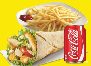 Piadina con pollo grande, patatine e una lattina