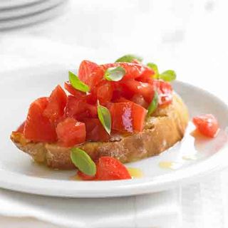 Bruschetta Con Tomate Rosa Con Albahaca Y Aove