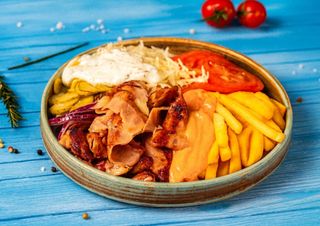 Gyros premium (vițel-curcan) la farfurie cu pită Grecească