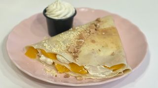 Naleśnik wegański z bitą śmietaną i brzoskwinią