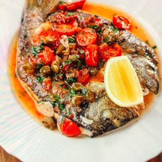 Дорадо с томатами и каперсами
