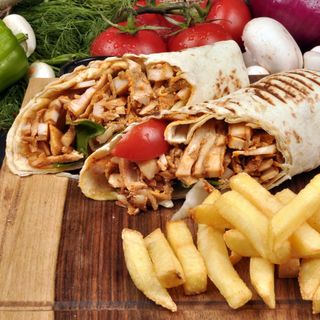 Tortilla Kebab z frytkami i sałatką