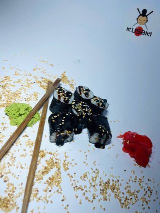 Макі роли з вугром (110g)