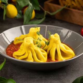 Хинкали с телятиной в соусе сацебели и грузинскими специями