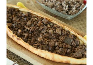 Пиде със ситно нарязано месо (400г)