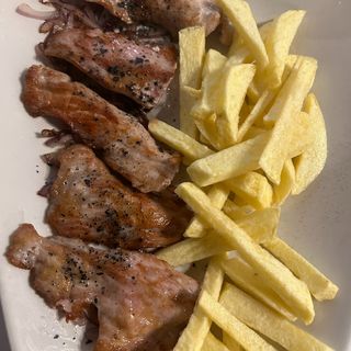 Secreto De Cerdo Con Cebolla Dorada A La Plancha Y Patatas Fritas