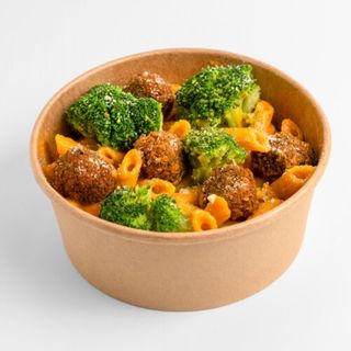 Penne kukurydziane z sosem bezserowym, brokułami i klopsy jarmużowe