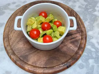 Insalata di avocado e pomodorini